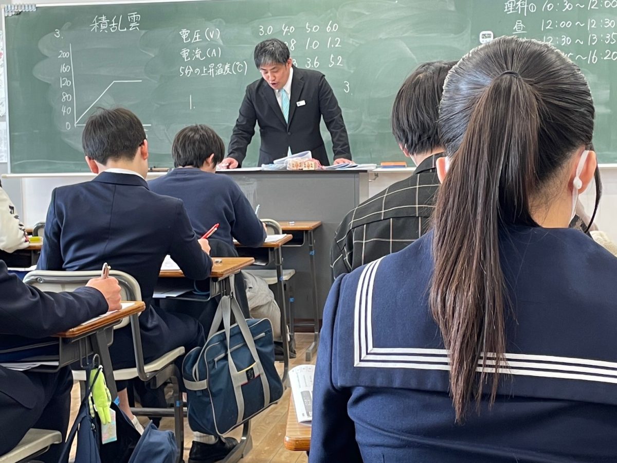 昨年度特訓の様子：真剣に聞き入る生徒たち